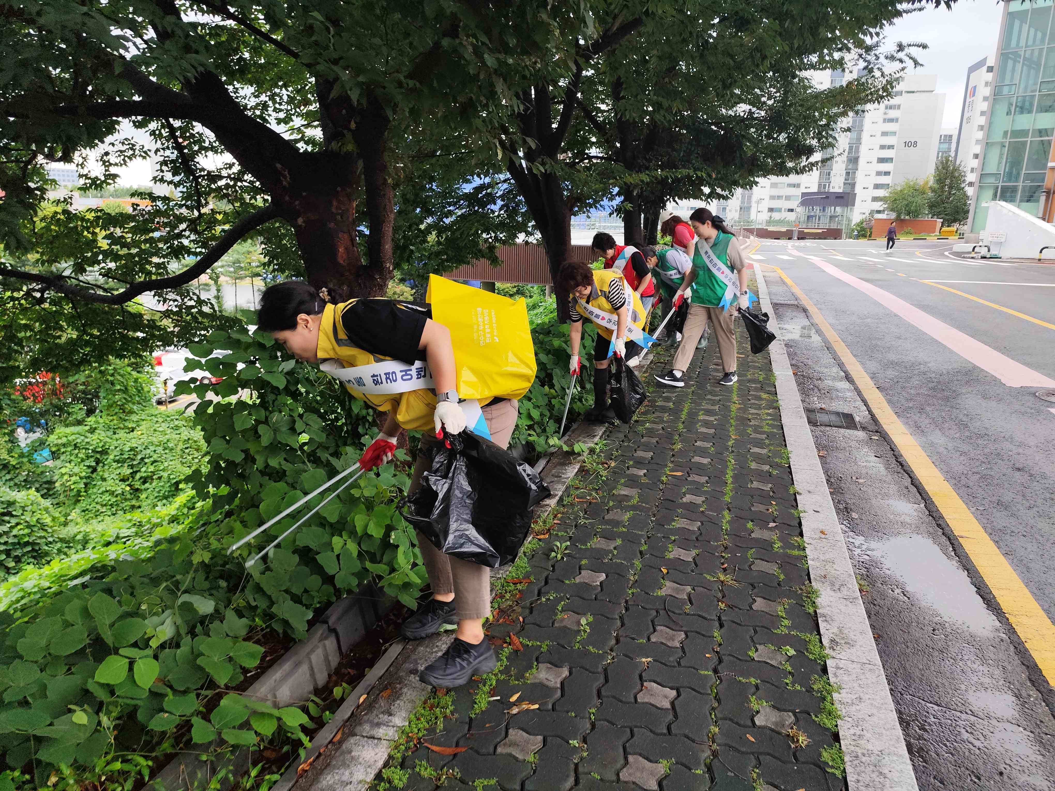 연수구 연수3동 마을공동체 연수3동 환경 어벤져스가 지난 17일 인천 적십자 병원 및 인천 연일 학교 일대에서 환경정화 활동을 펼쳤다